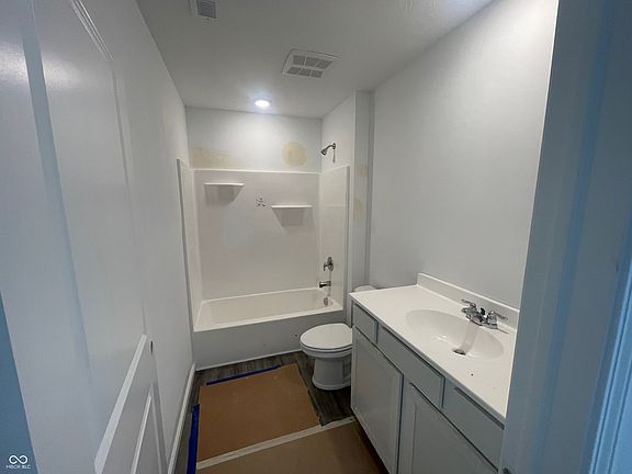 3rd image of 24459 Kercheval St
