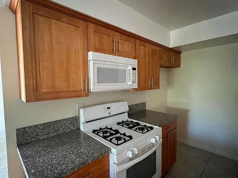645 Marion Pl #C — Photo 17