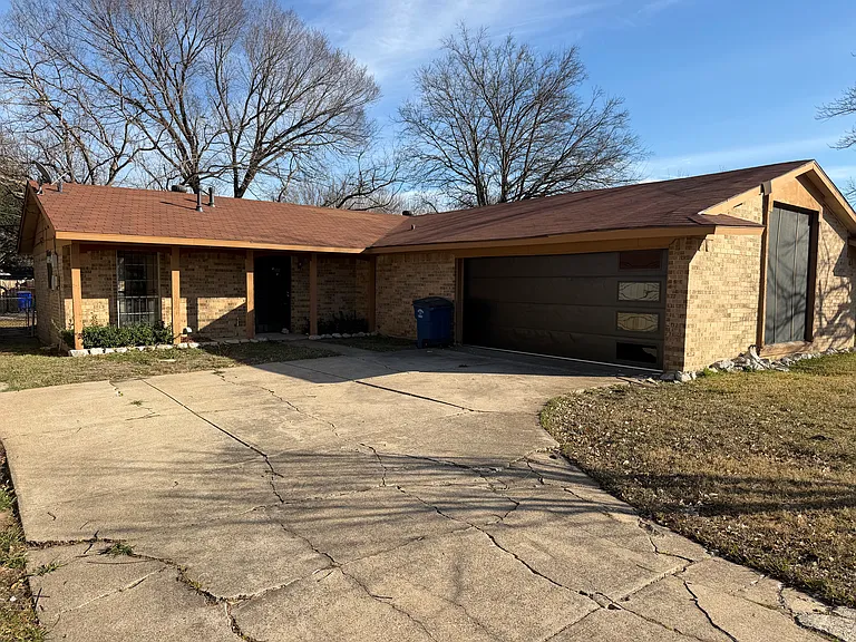 2722 N Saint Augustine Dr — Photo 1