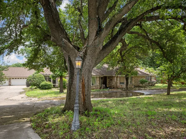 910 Robertson Rd, Grand Prairie, TX 75050