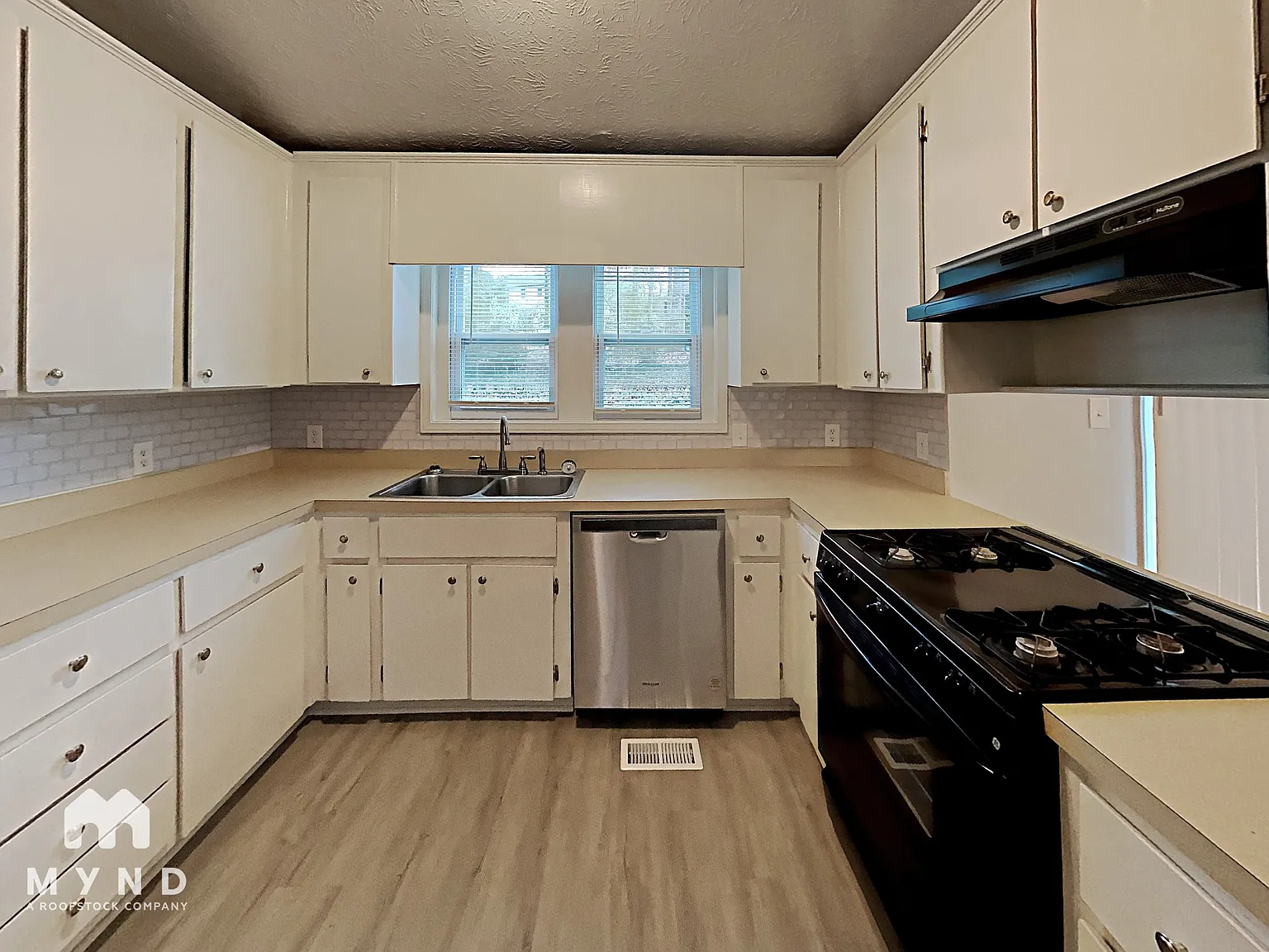 3 bed, 2.0 bath, 1365 sqft, $2,270 — Photo 3