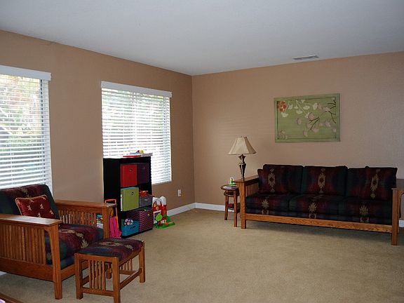 3rd image of 384 Selkirk Dr