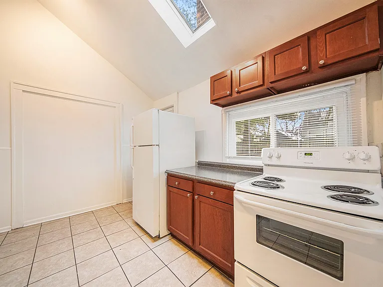 401 Pauline Cottage #COTTAGE — Photo 9