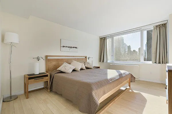 Rented by New York Casas Ltd. | media 35