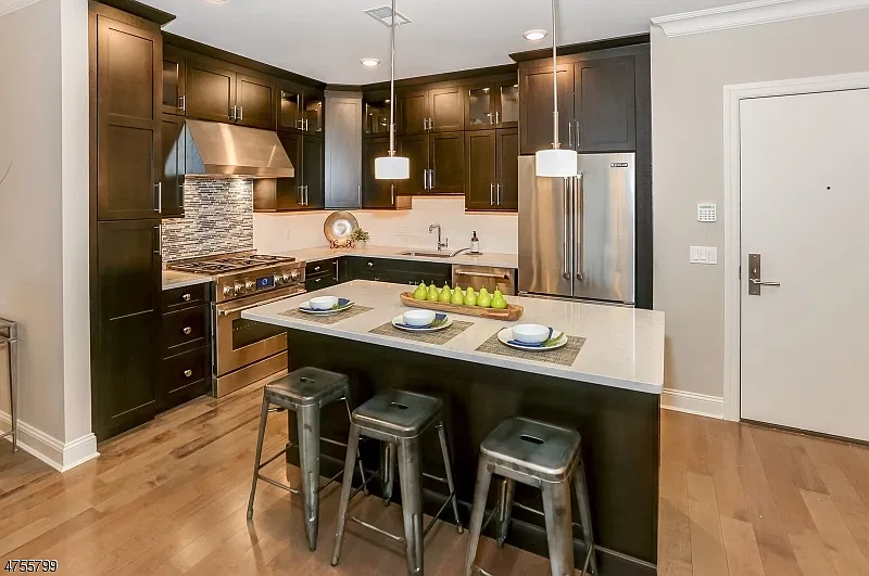 2 bed, 2.5 bath, 1700 sqft, $4,800 — Photo 2