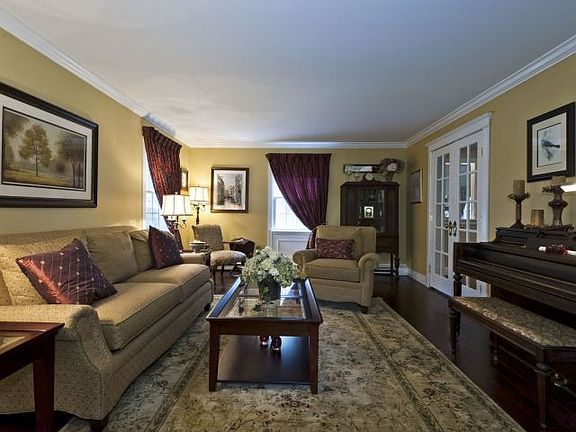 2nd image of 142 Sycamore Cir