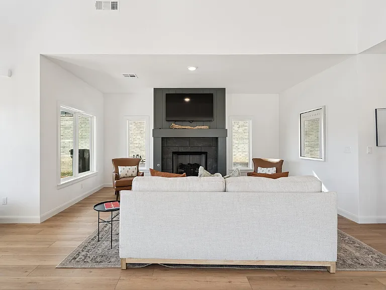 2410 W Charleston St — Photo 16