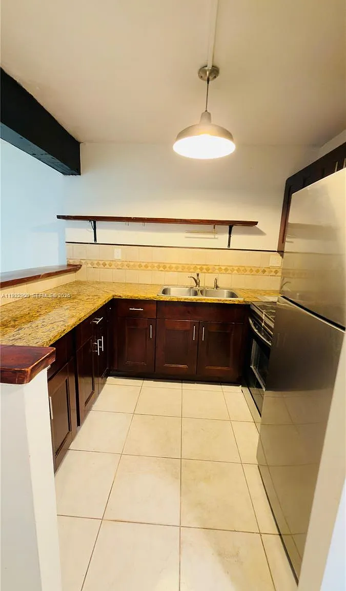 Hampton Court Condo — Photo 4