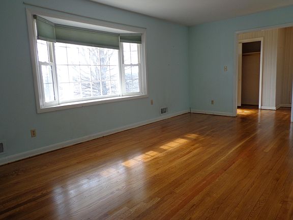 4th image of 928 Norbourne Ave