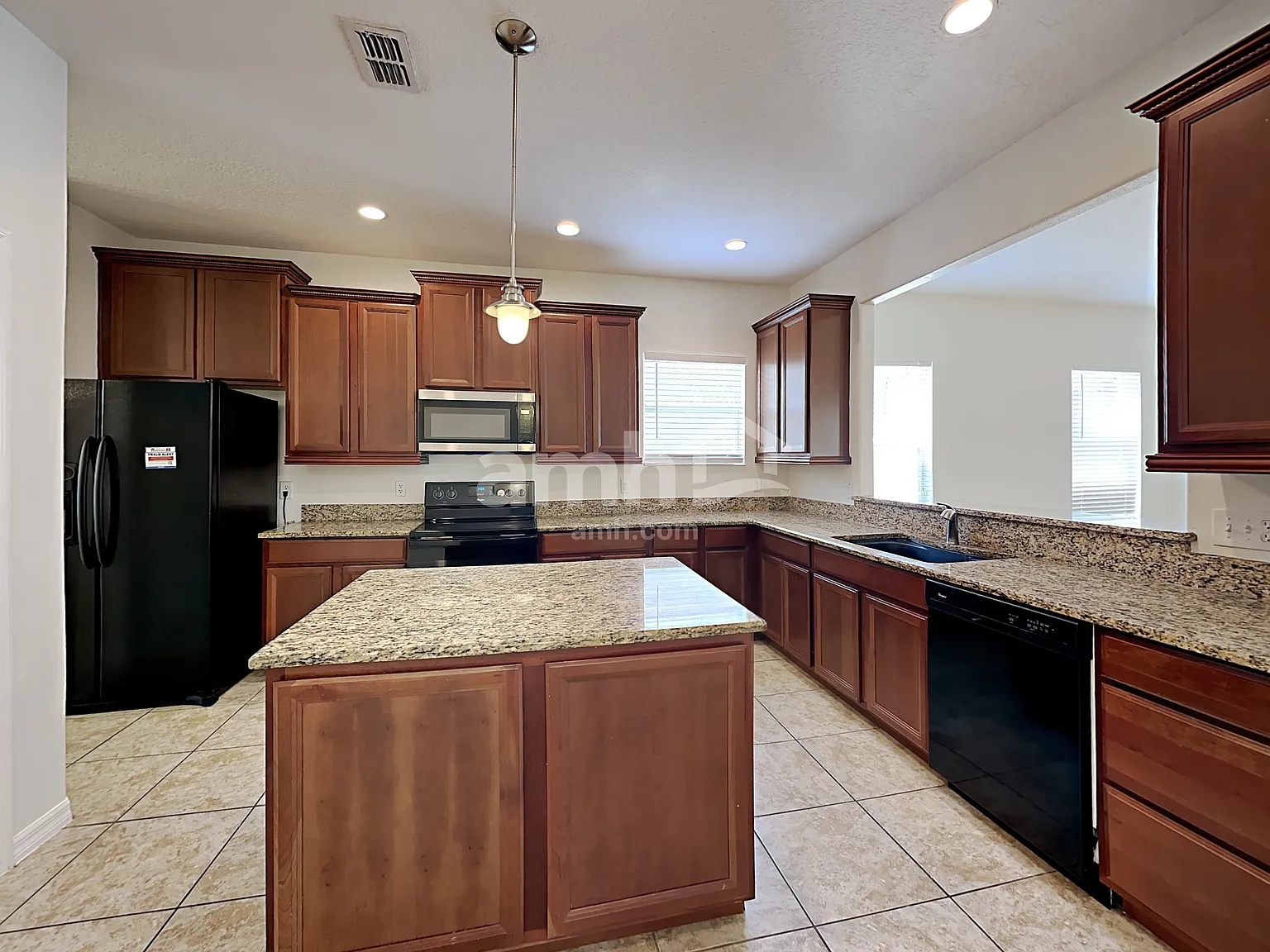 5 bed, 3.5 bath, 2600 sqft, $2,795 — Photo 3