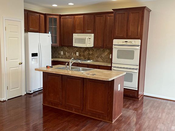 Gourmet kitchen w/island