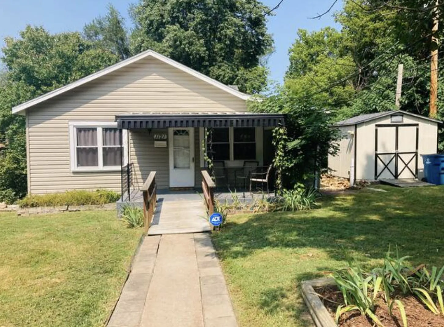 3 bed, 1200 sqft, $1,400 — Photo 1