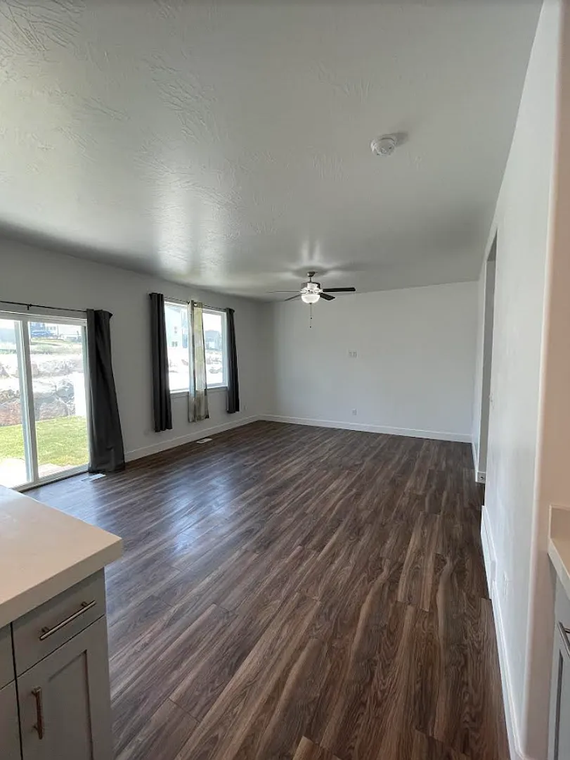 Beautiful 4 bedroom 2.5 bathroom available in Eagle Mountain — Photo 4
