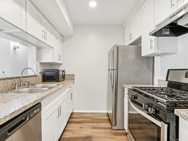 5555 Harold Way — Photo 16