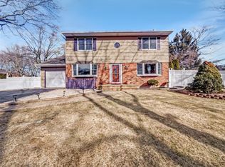 1 Charter Ln, Smithtown, NY 11787