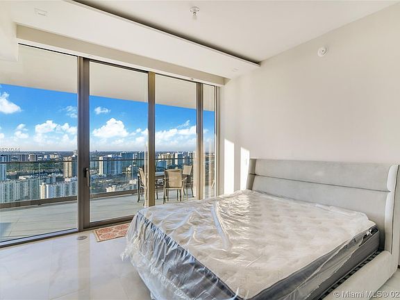 5th image of 18975 Collins Ave #5-FUN