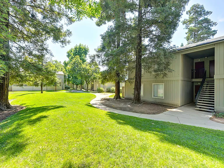 The Redwoods Apartments — Photo 12