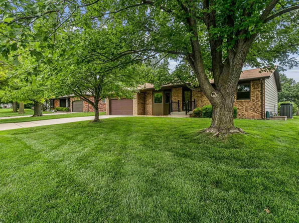 8621 E Chalet Ct, Wichita, KS 67207