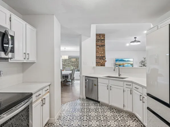 322 Valley Spring Dr, Arlington, TX 76018