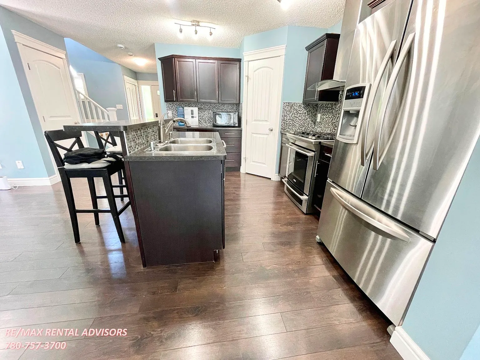 2429 Austin Crescent Southwest — Photo 4