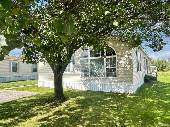 9327 Greentree Dr, Newport, MI 48166