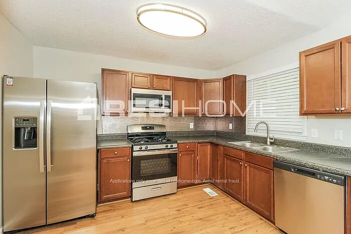 380 Amber Way — Photo 4