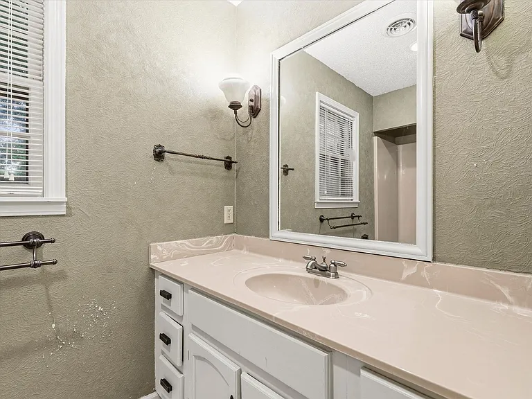 1610 Hillcrest Dr — Photo 23