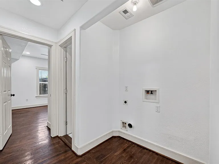 7030 Sidney St — Photo 20