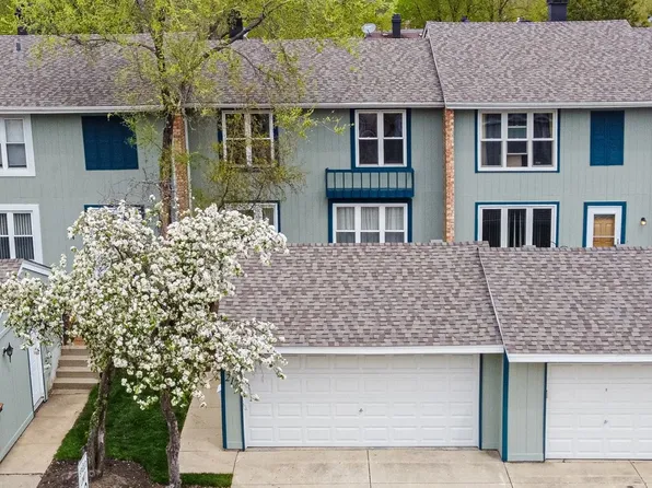 217 Applewood Ln, Bloomingdale, IL 60108