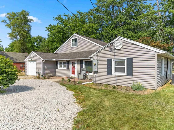 9910 N Garden Ln, Peoria, IL 61615