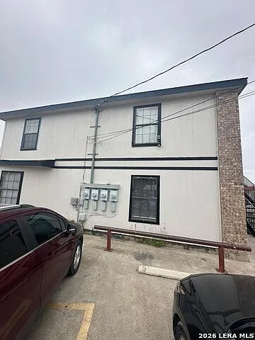 3 bed, 1.0 bath, 3070 sqft, $1,050 — Photo 3
