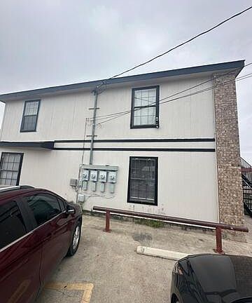 3rd image of 837 Medina St #1