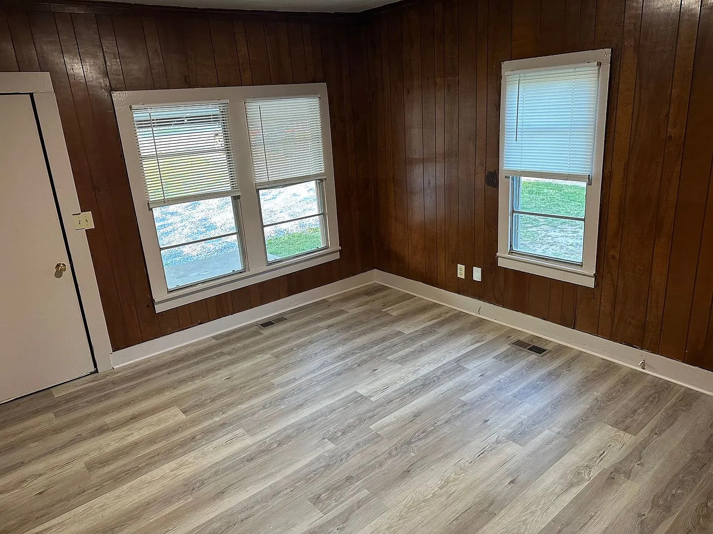 Available Now! Spacious 2 Bedroom, 1 Bathroom Home with Bonus Room & Huge Backyard — Photo 3