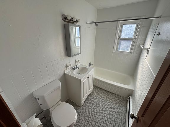 3rd image of 32 Elmwood Ter #B2