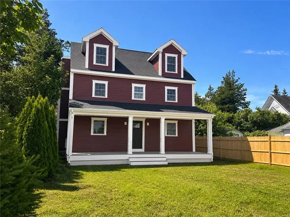 40 Congregational St, Bristol, RI 02809