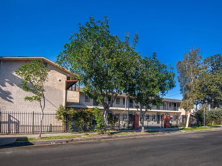 960 E Jefferson Blvd — Photo 24