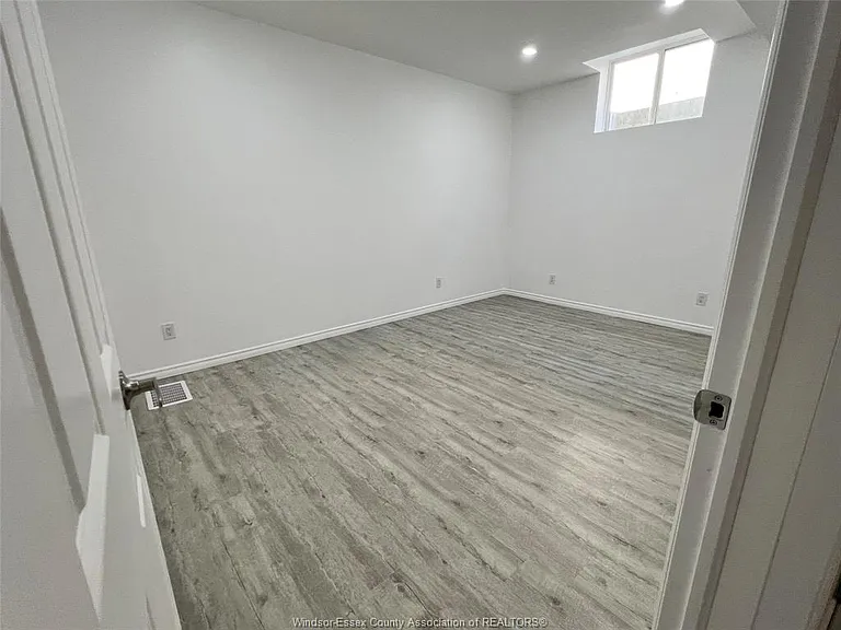 1498 Clearwater Ave #LOWER — Photo 12