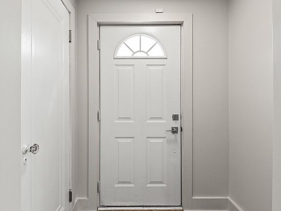 4th image of 911 N Perry St