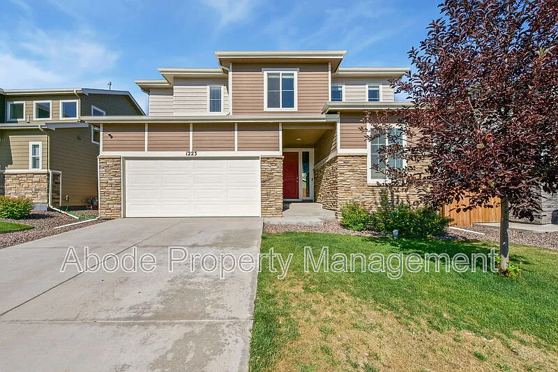 4 bed, 3.0 bath, 2220 sqft, $2,800 — Photo 1