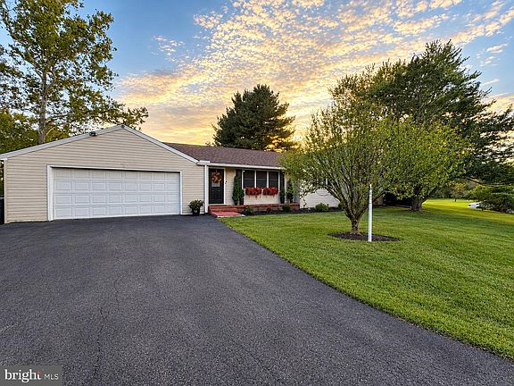 2nd image of 2 Country Ln