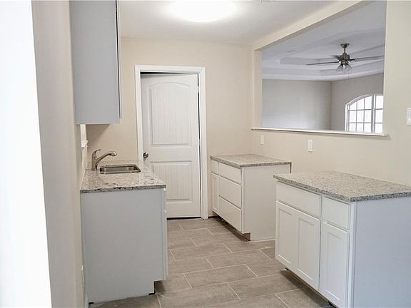 4th image of 402 E Mona Ave