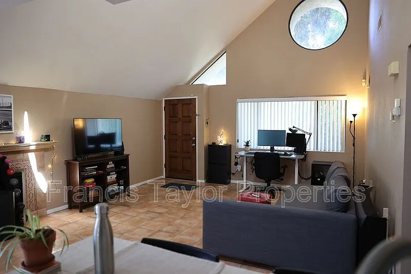 1 bed, 1.0 bath, 892 sqft, $1,925 — Photo 2
