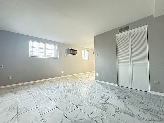 4th image of 7110 Oxford Ave #58