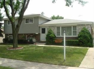 301 Stratford Cir, Streamwood, IL