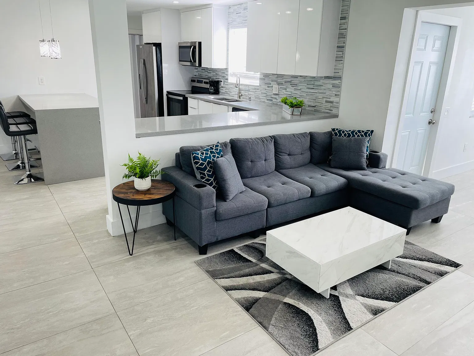 2 bed, 1.0 bath, 1361 sqft, $2,800 — Photo 3