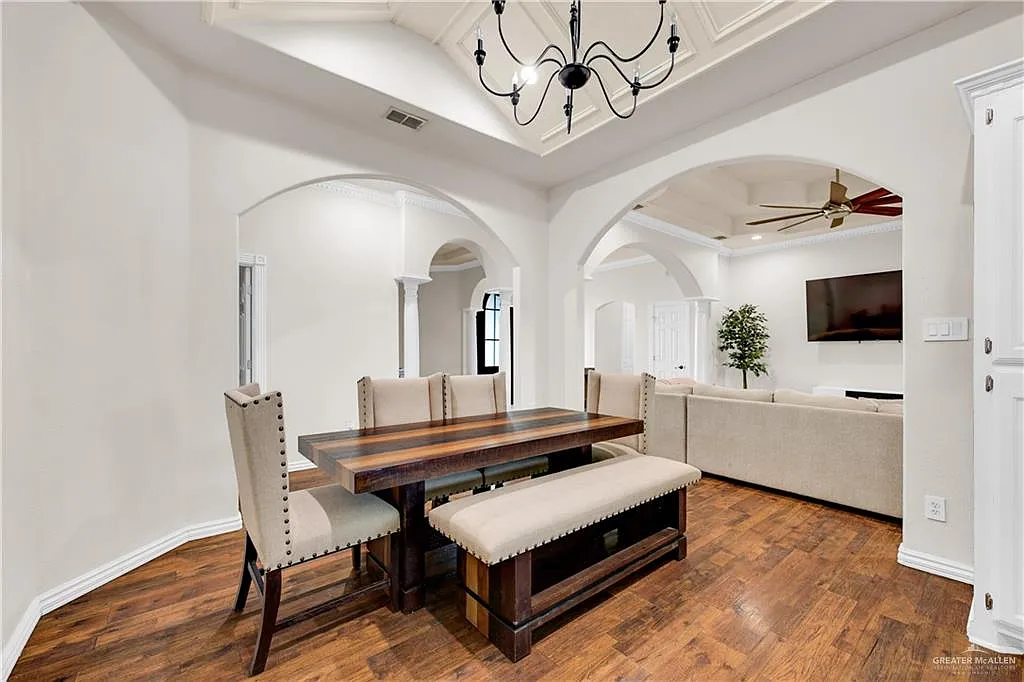 4 bed, 2.5 bath, 2365 sqft, $2,500 — Photo 3