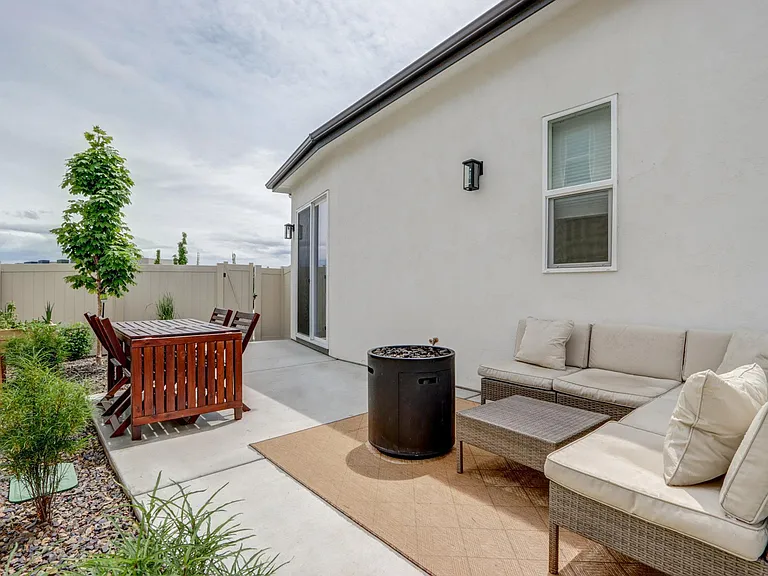 2032 E Presidential Dr — Photo 36