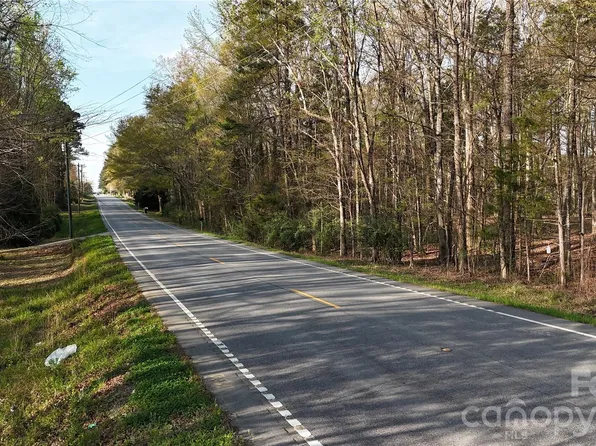 1099 Twin Lakes Rd, Rock Hill, SC 29732