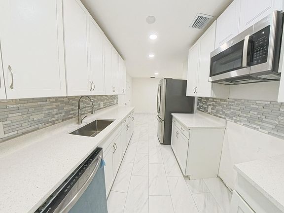 3rd image of 341 Henthorne Dr