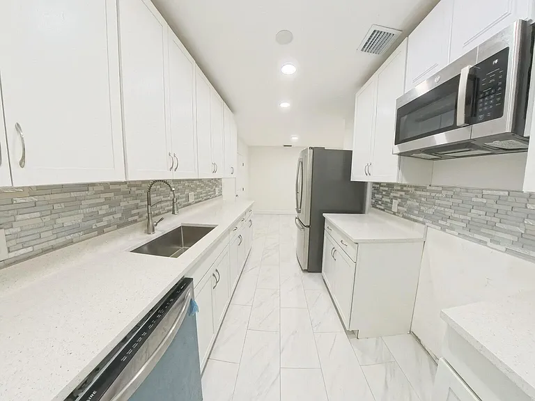 341 Henthorne Dr — Photo 3